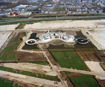 843602 Luchtfoto van de nieuwe rioolwaterzuiveringsinstallatie Leidsche Rijn bij de Huppeldijk te Utrecht, uit het ...